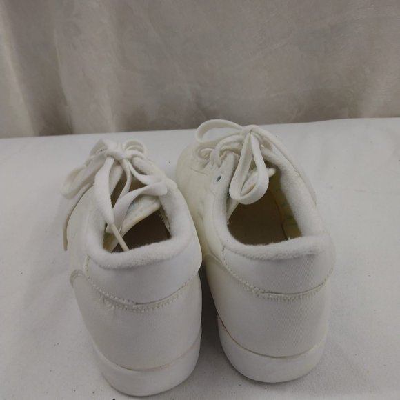 Size 7.5M The Winner White Shoes - Picture 4 of 5